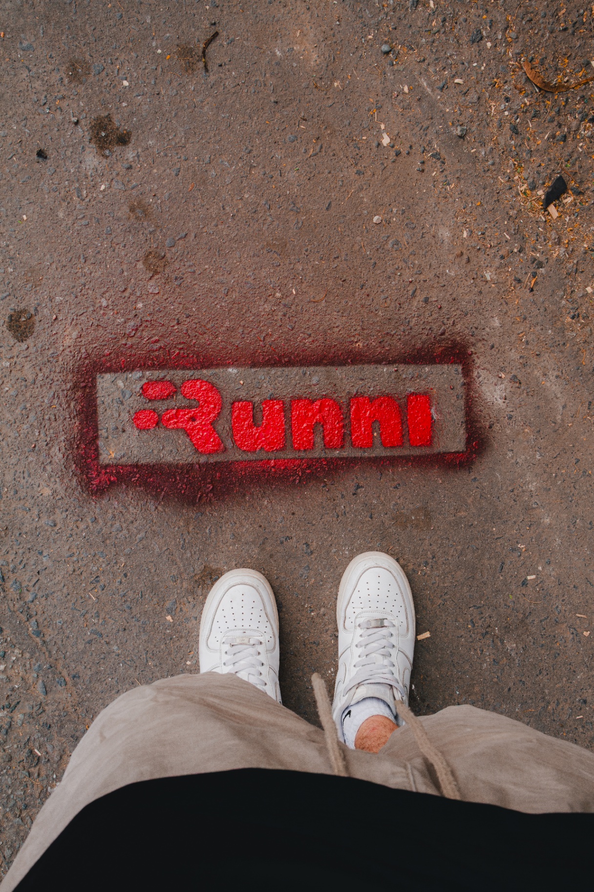 Logo Runni en el piso