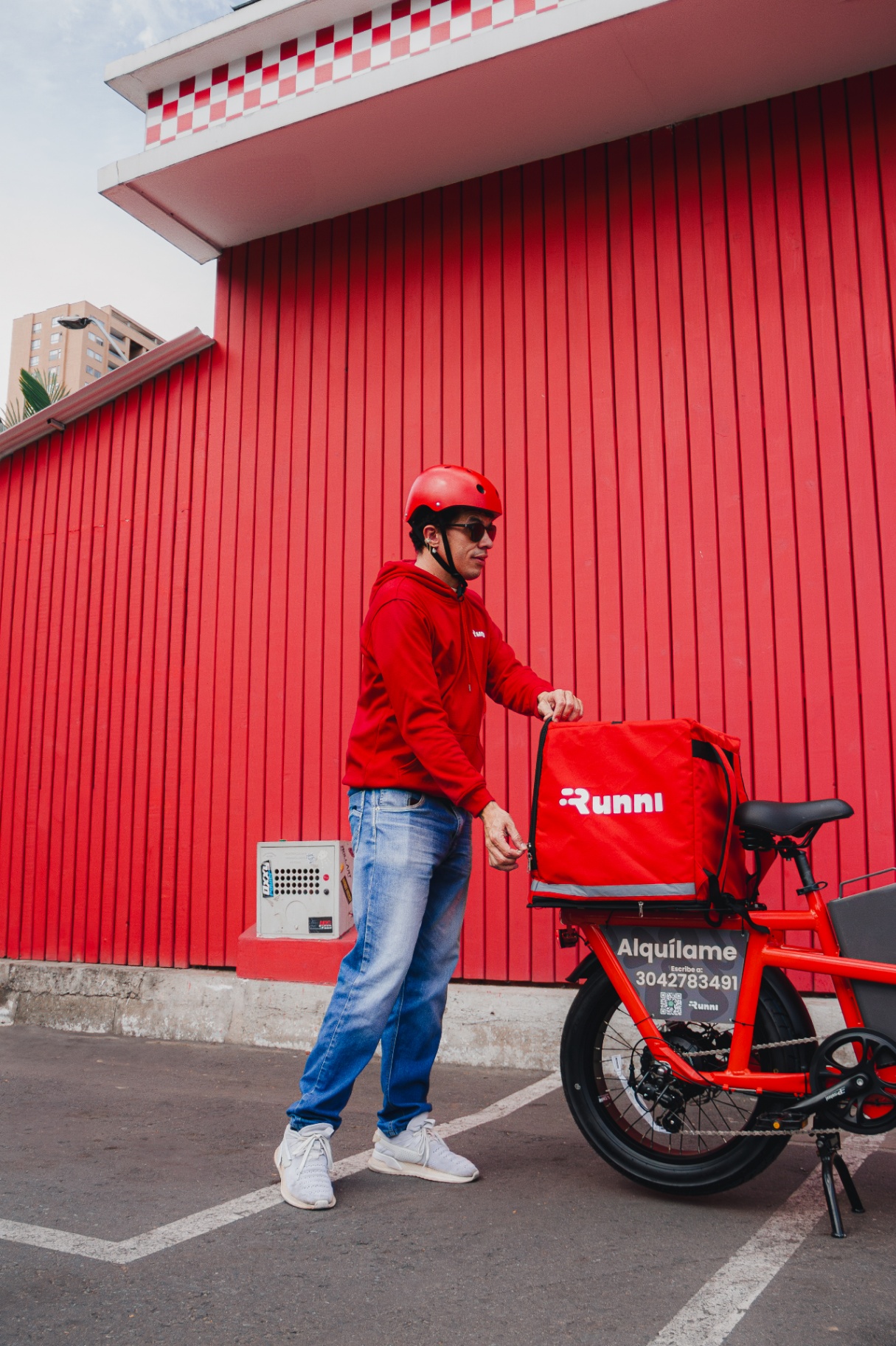 Repartidor Runni con casco