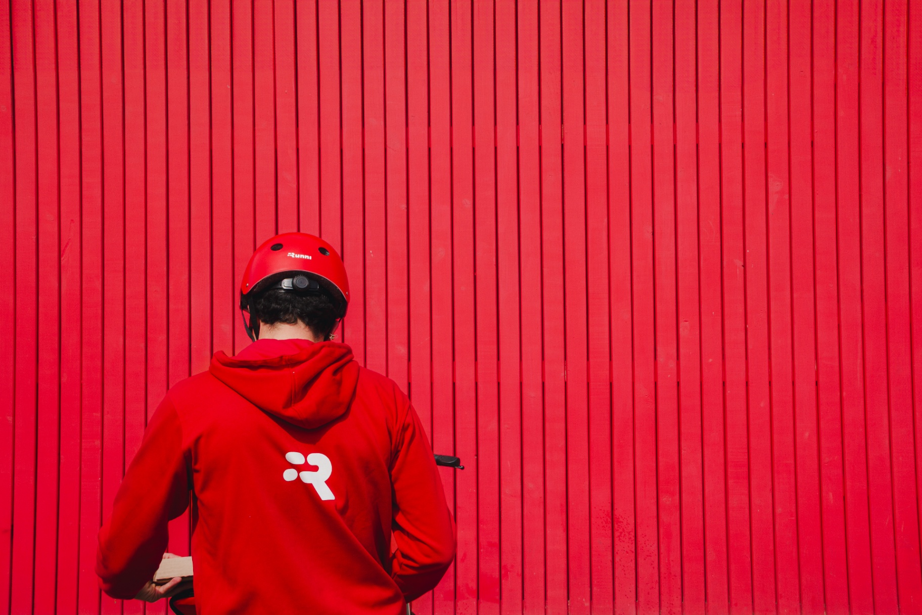 Logo Runni en hoodie